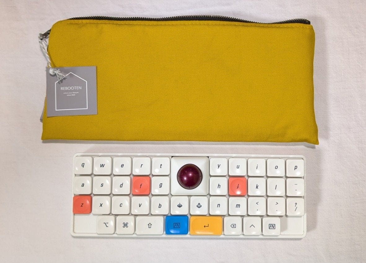 ケースに収めたキーボード